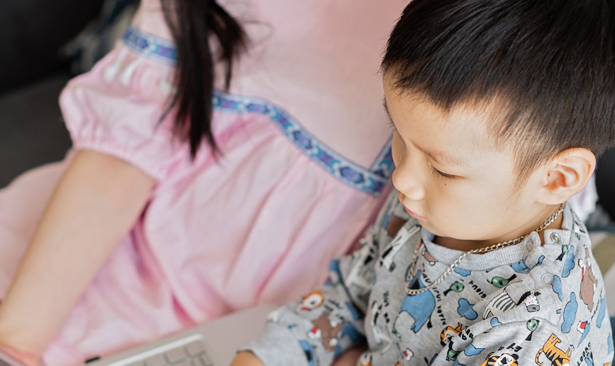 A parent and child looking at a laptop screen together, learning about AI